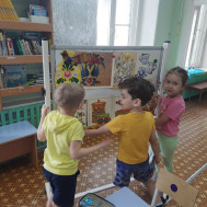 ребята старшей группы рисуют красками русские народные узоры.