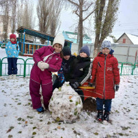 Играли со снегом дети подготовительной группы Играли со снегом дети подготовительной группы.