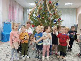 Прошло развлечение в младших группах "Прощание с елочкой" Прошло развлечение в младших группах "Прощание с елочкой".