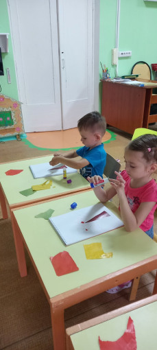 Аппликация в группе "Пчёлки" Аппликация в группе "Пчёлки".