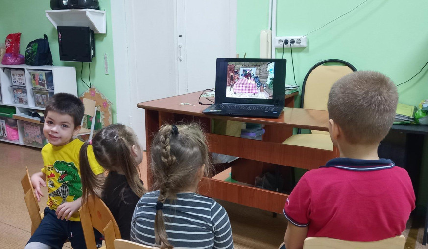 Прошло чтение произведений и просмотр мультфильмов в группе "Пчелки" Прошло чтение произведений и просмотр мультфильмов в группе "Пчелки".