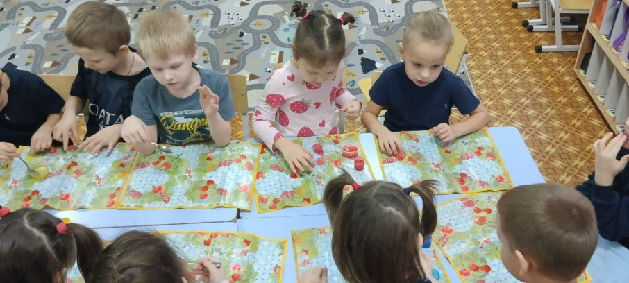 Провели эксперимент со льдом дети подготовительной группы Провели эксперимент со льдом дети подготовительной группы.