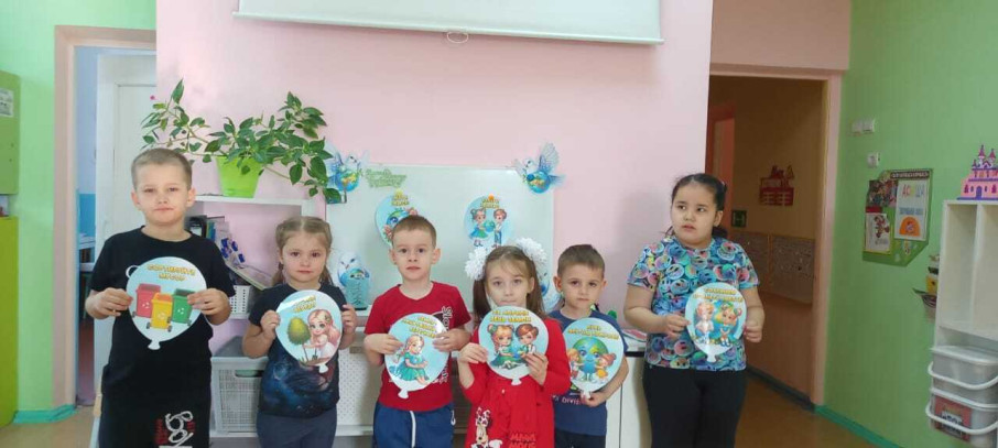 Дети группы "Пчелки" посмотрели презентацию презентацию посвященную" Дню Земли Дети группы "Пчелки" посмотрели презентацию презентацию посвященную" Дню Земли.