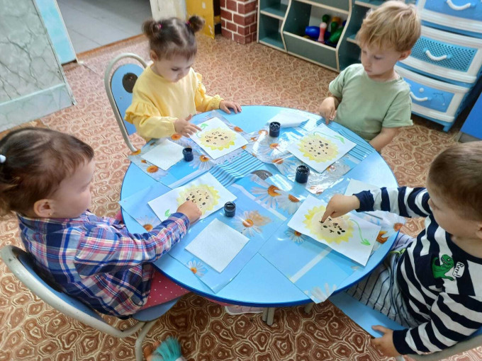 Нарисовали подсолнух дети первой младшей группы Нарисовали подсолнух дети первой младшей группы.